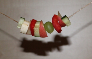 Ernährung als Beschäftigung - Obst auf der Schnur